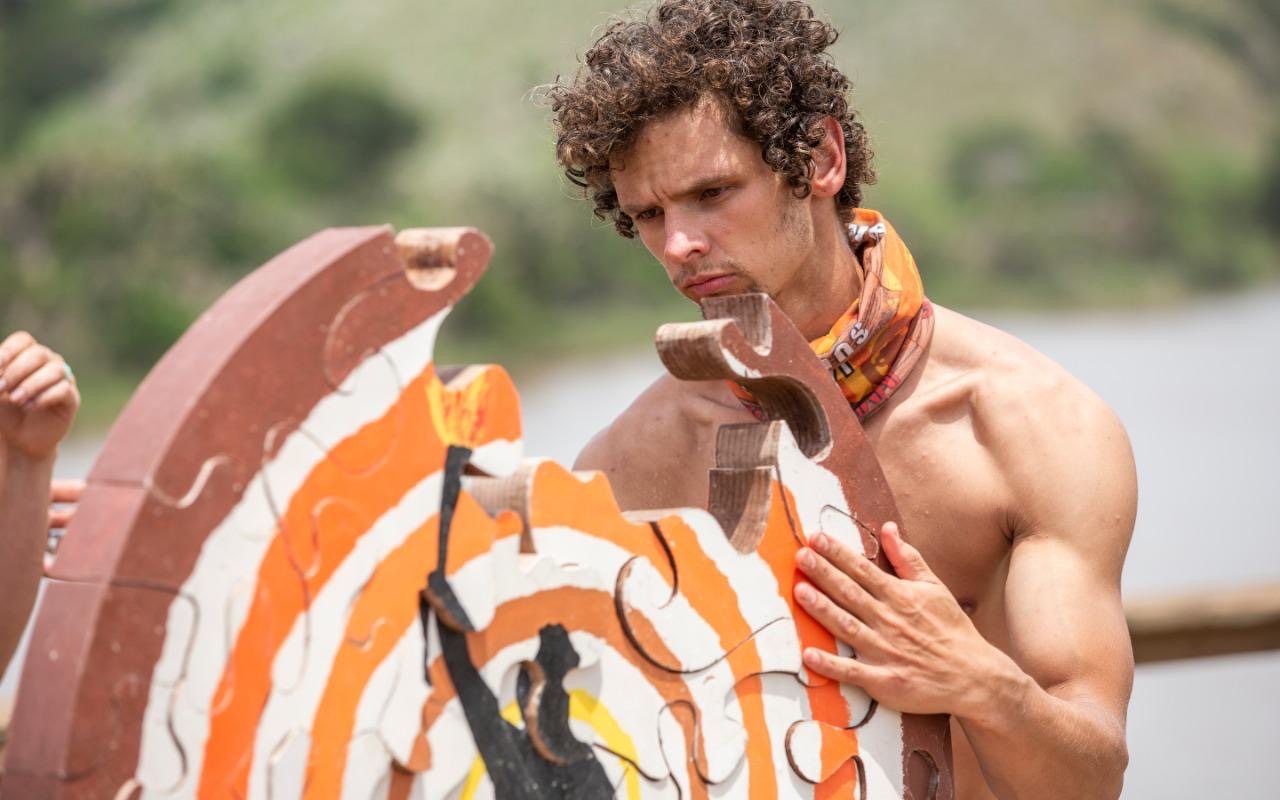 Renier Louwrens solving a puzzle on Survivor SA